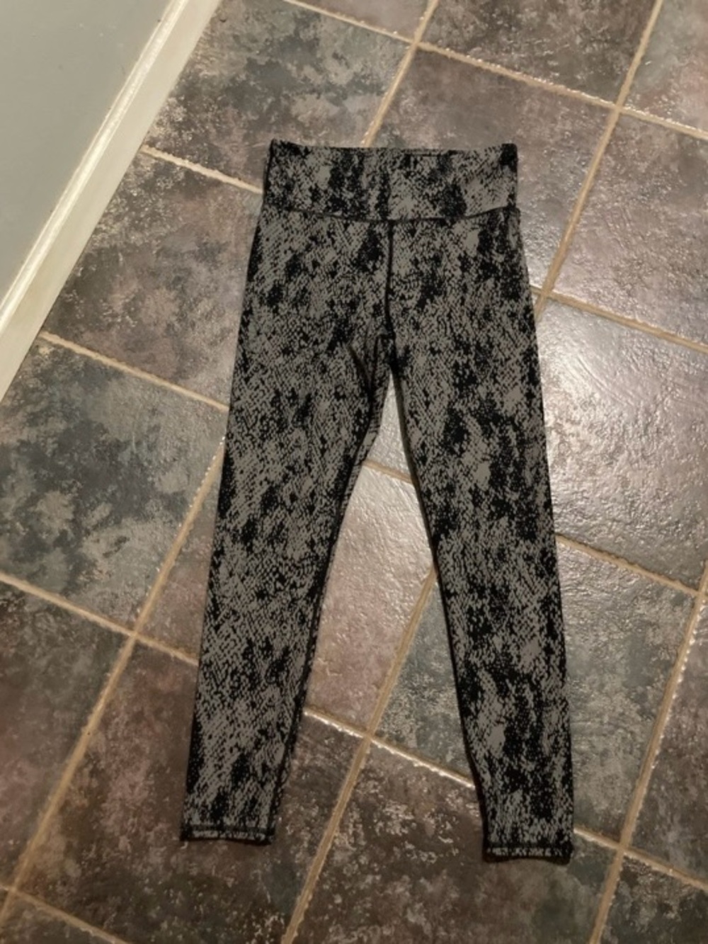 GapFit Sky High Studio Black and Grey Snakeskin Leggings Women’s Size M